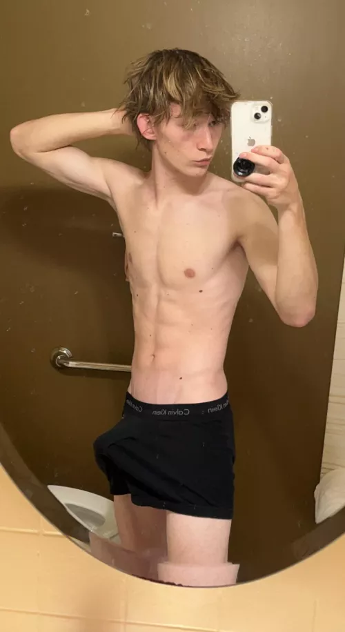 Just another twink in your reddit feed☺️