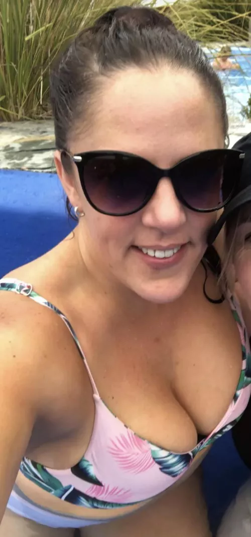 [Kik: sir_says_submit] I’d love to see you trib my “work wife”