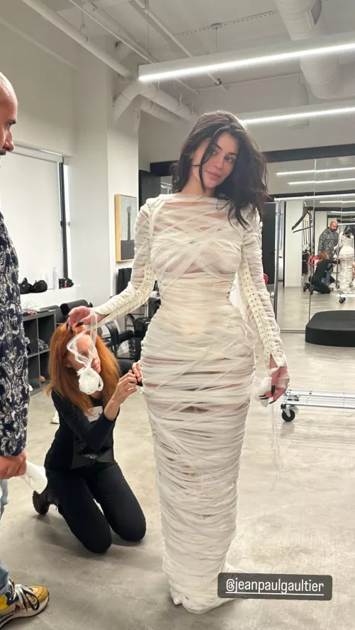 Prepares photoshoot (IG story)