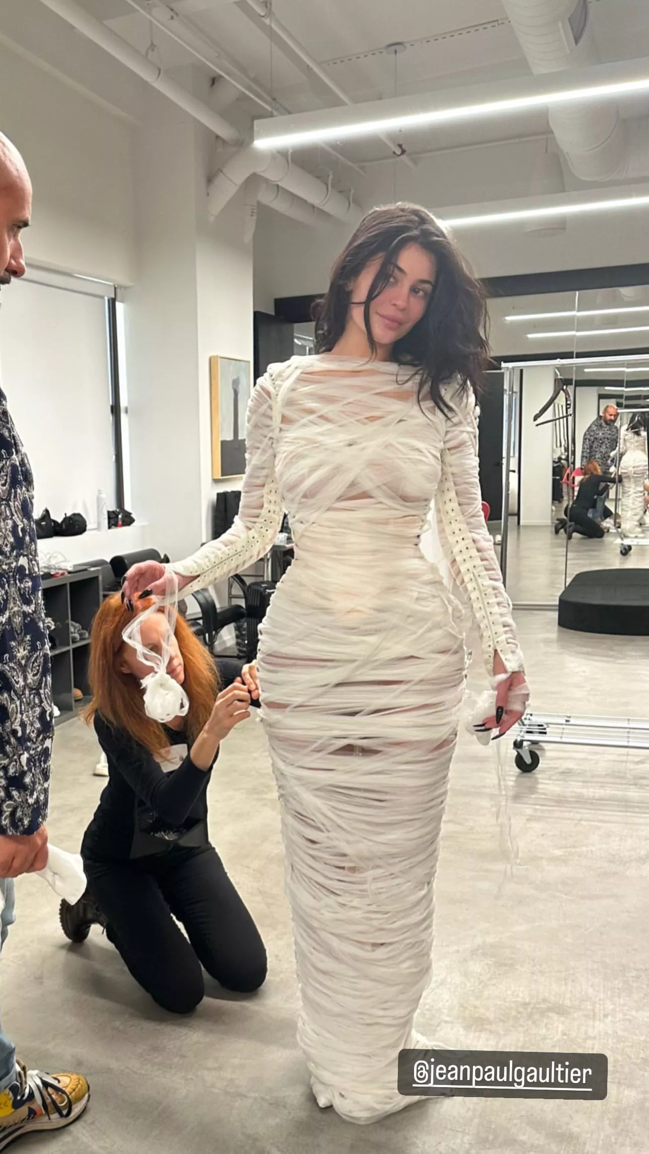 Prepares photoshoot (IG story)