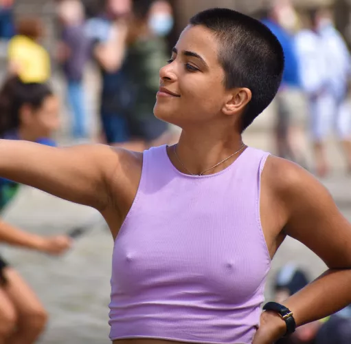 She's pointing in purple