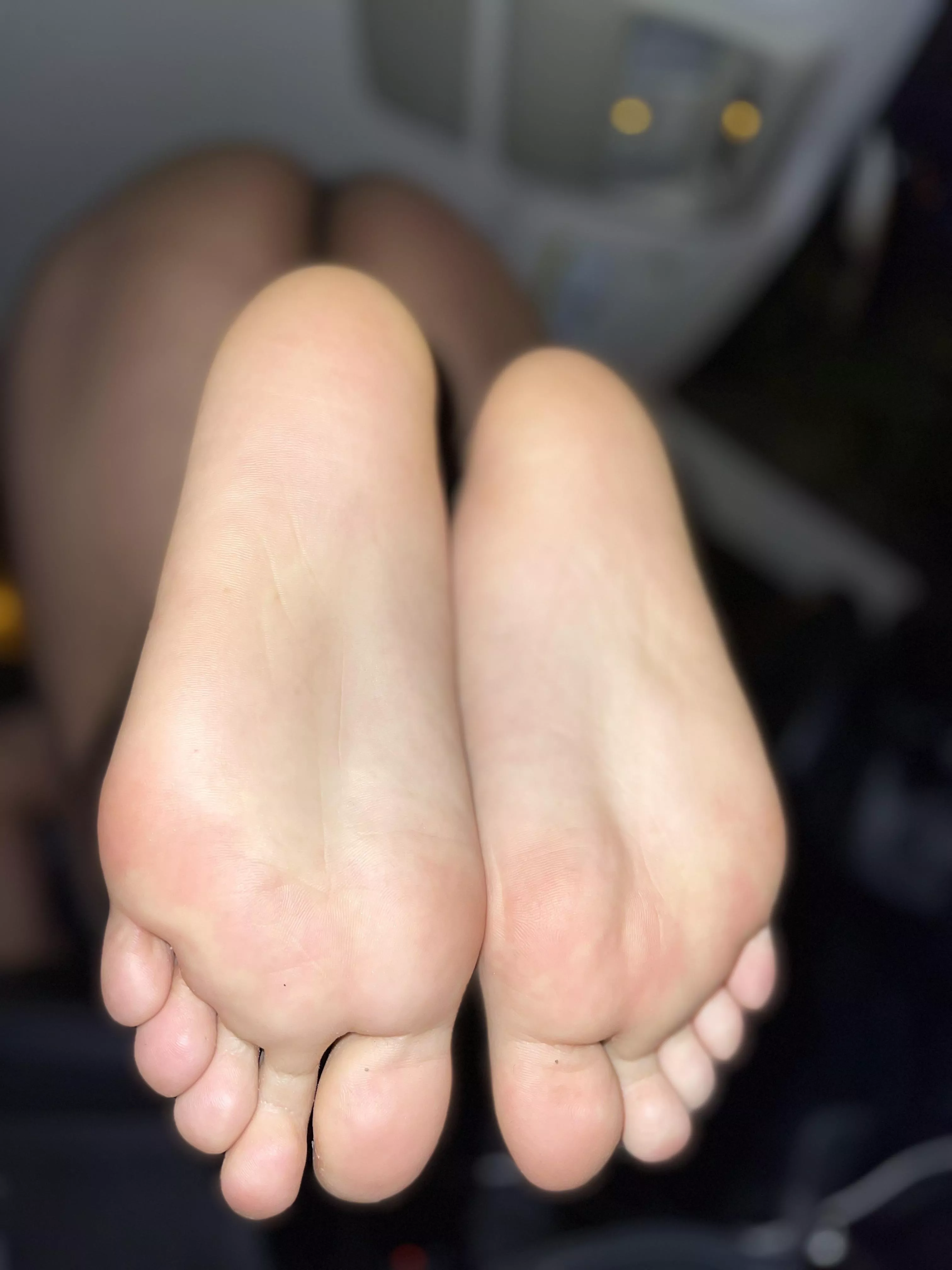Size 10 👣 what you think about me being naked in the car at the parking lot 😈🥵