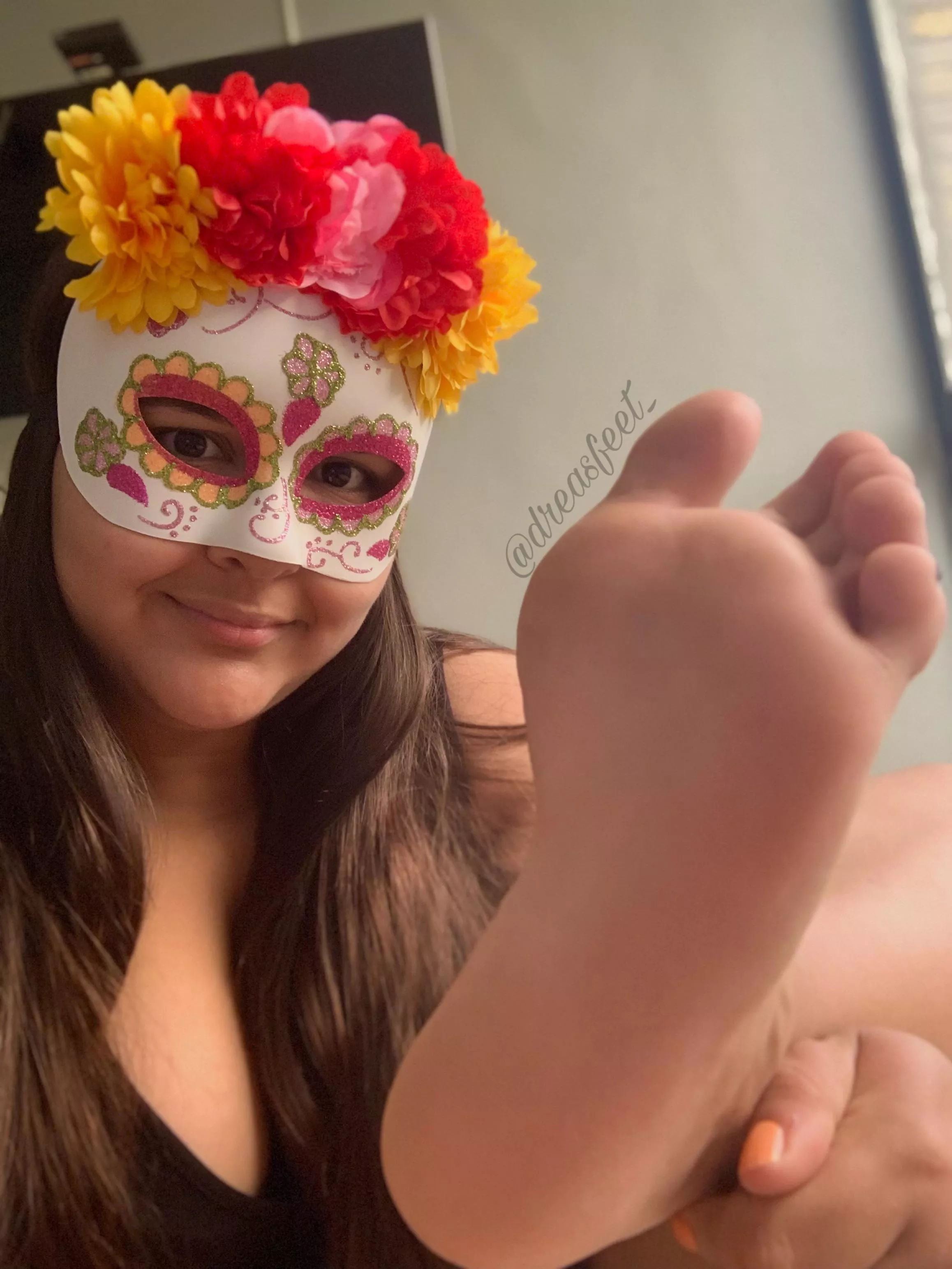 Soleful Saturday isn’t it? Come worship my pinky soles and lets have some fun😈