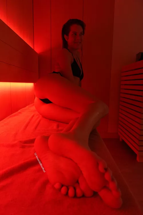 The sauna is hot 🥵 but my booty & feet are on fire! 🔥