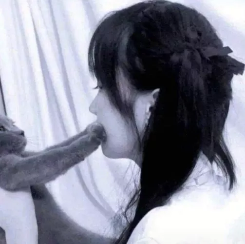 there was a video with a girl with cum on the mouth and a filter of some butterflies, who know the name?