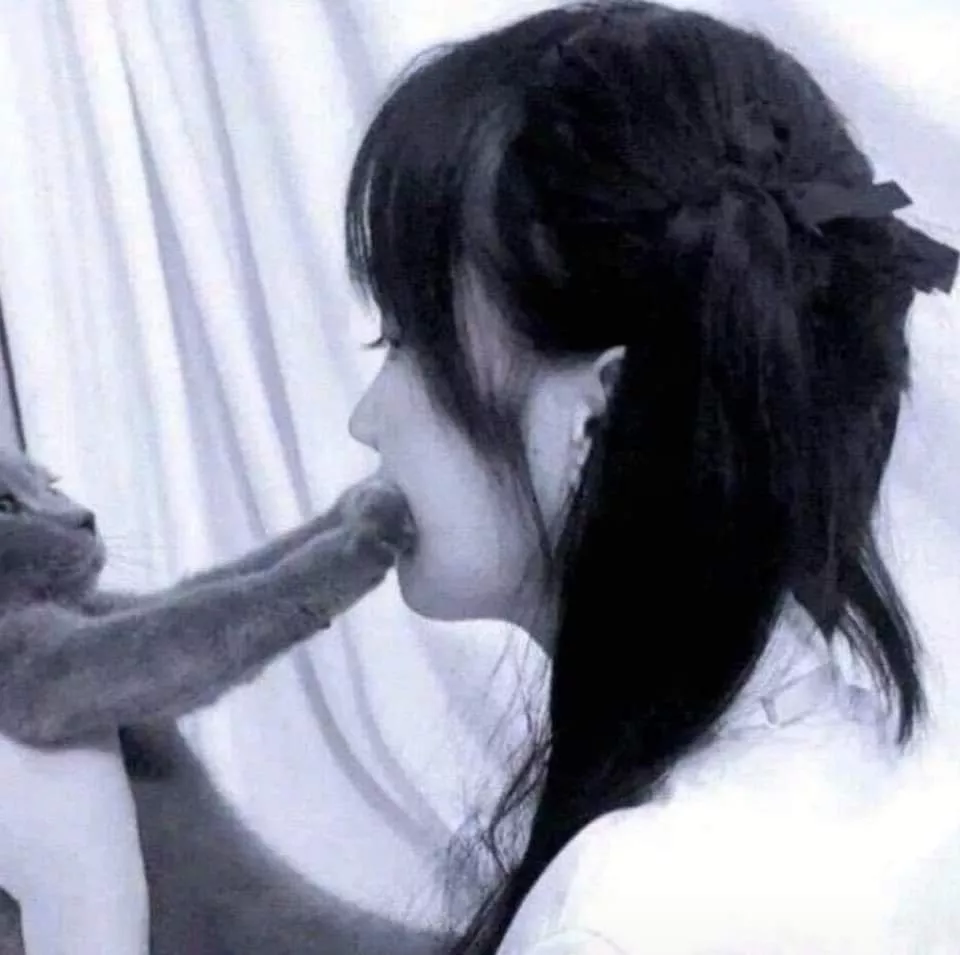 there was a video with a girl with cum on the mouth and a filter of some butterflies, who know the name?