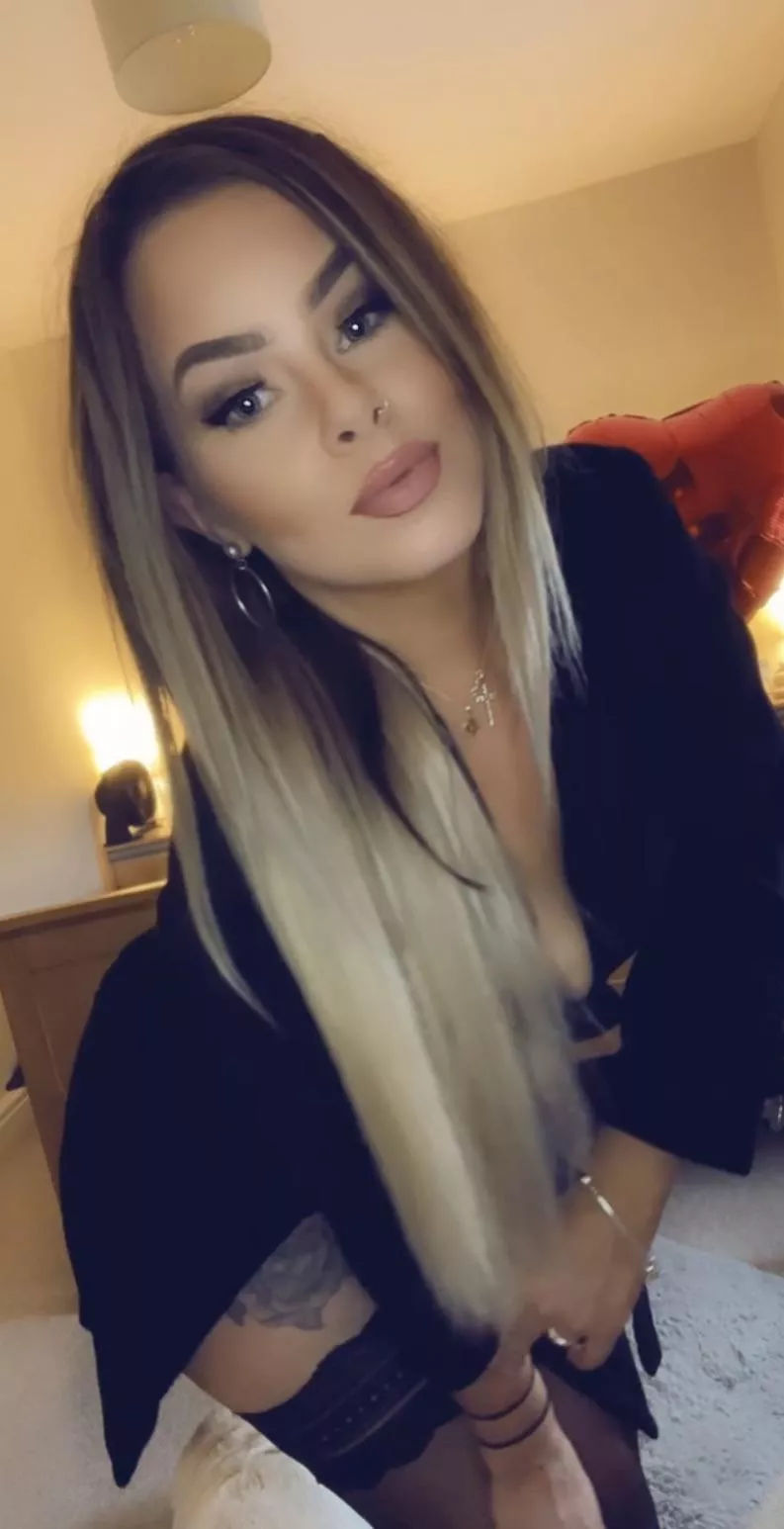 Wanna get naughty with a slutty British girl?!😍