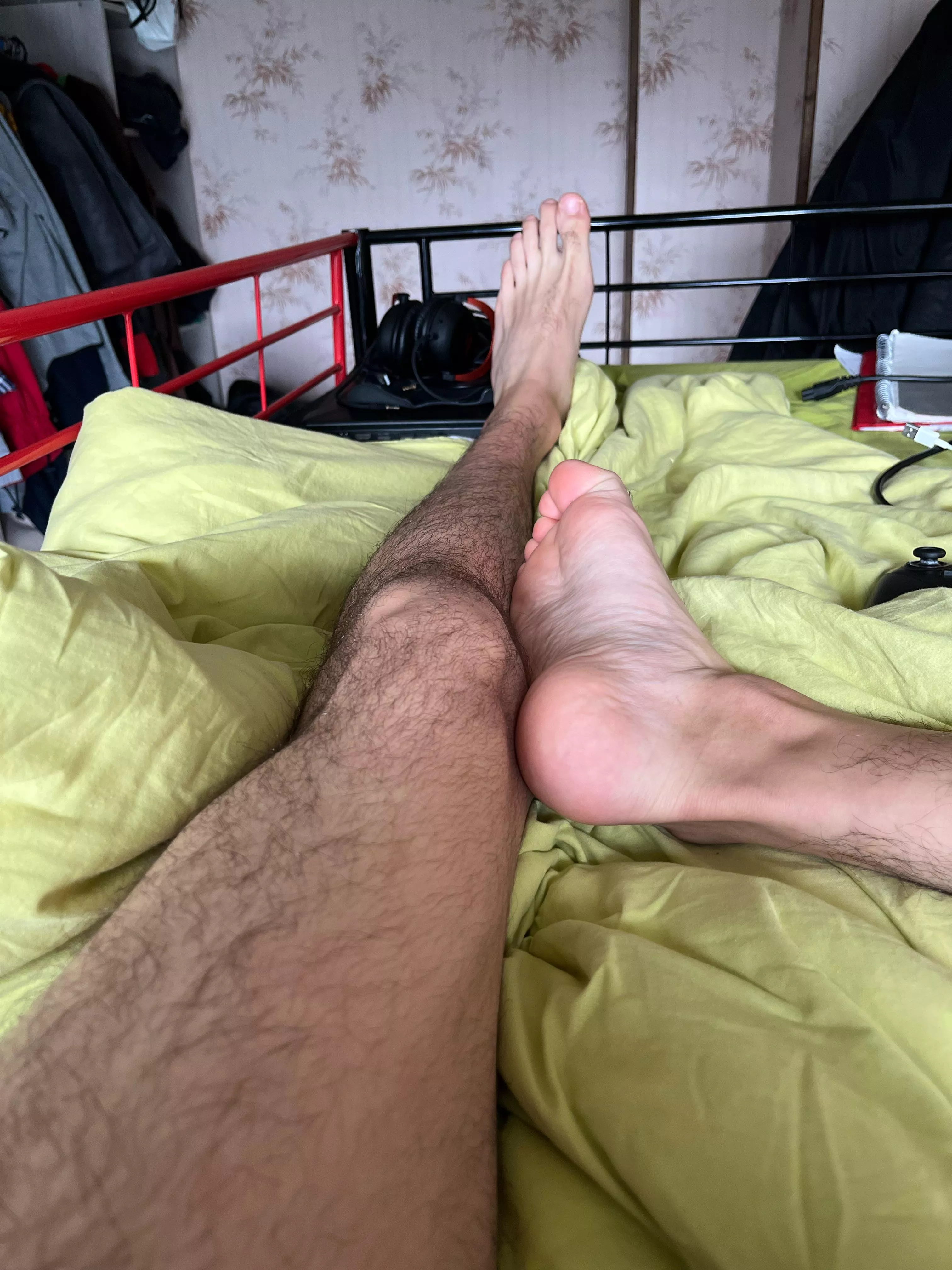 Wanna lick them feet while i’m in bed ?