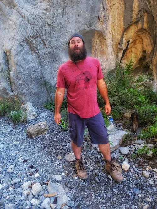 26 M BI DOM just out hiking 😏