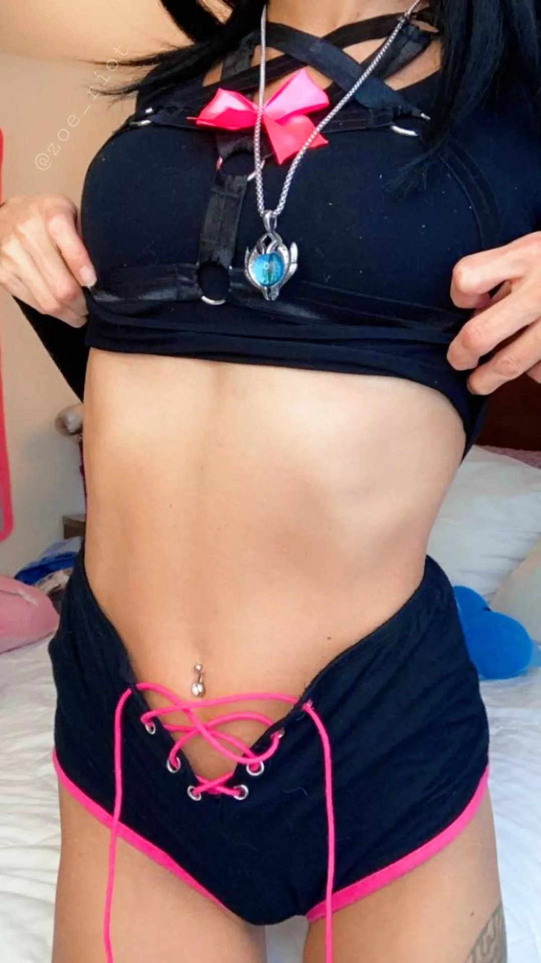 a little extra tummy exposure with these shorts ;)[IMG]