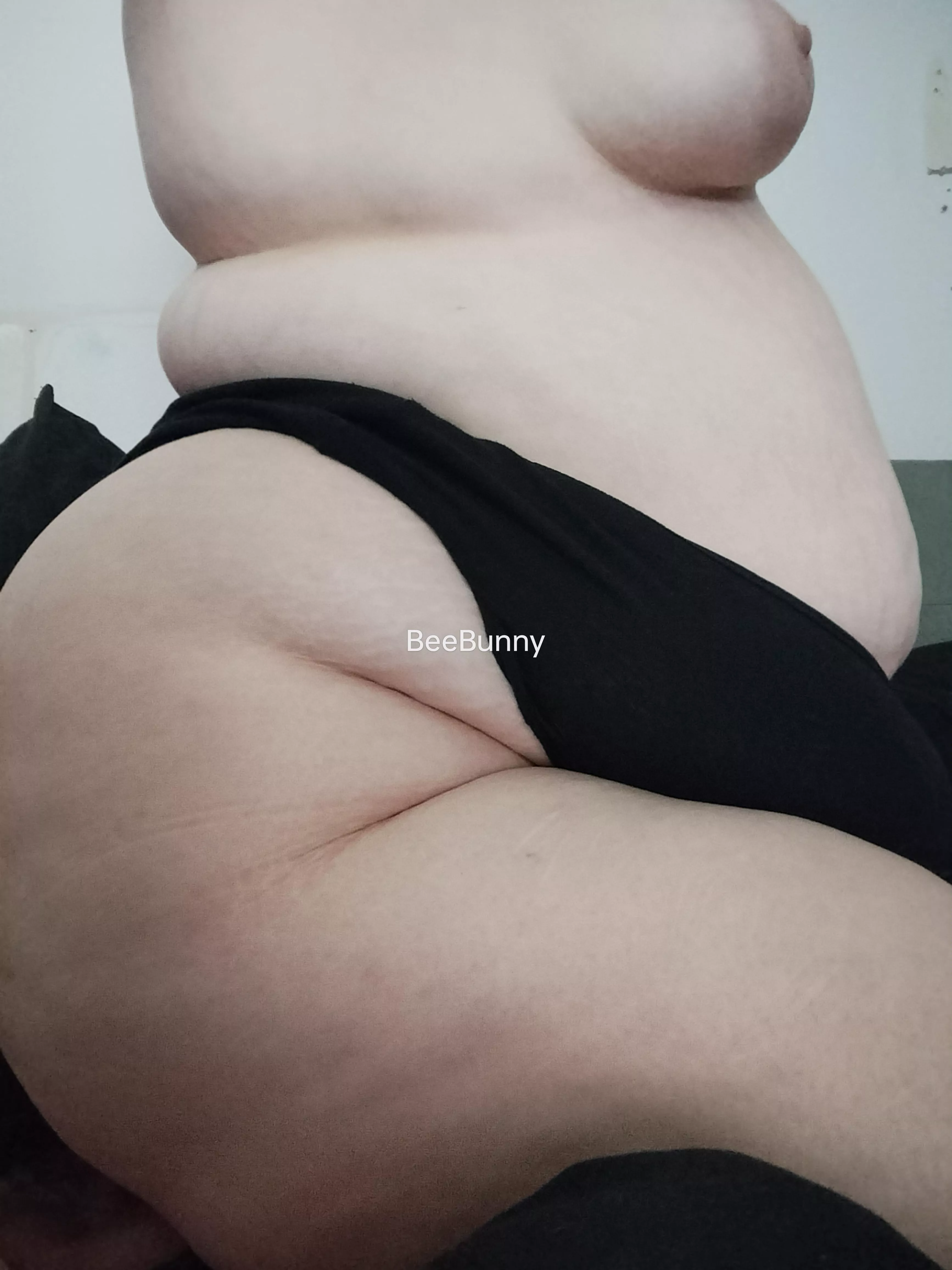 Ass so fat it broke the bed.