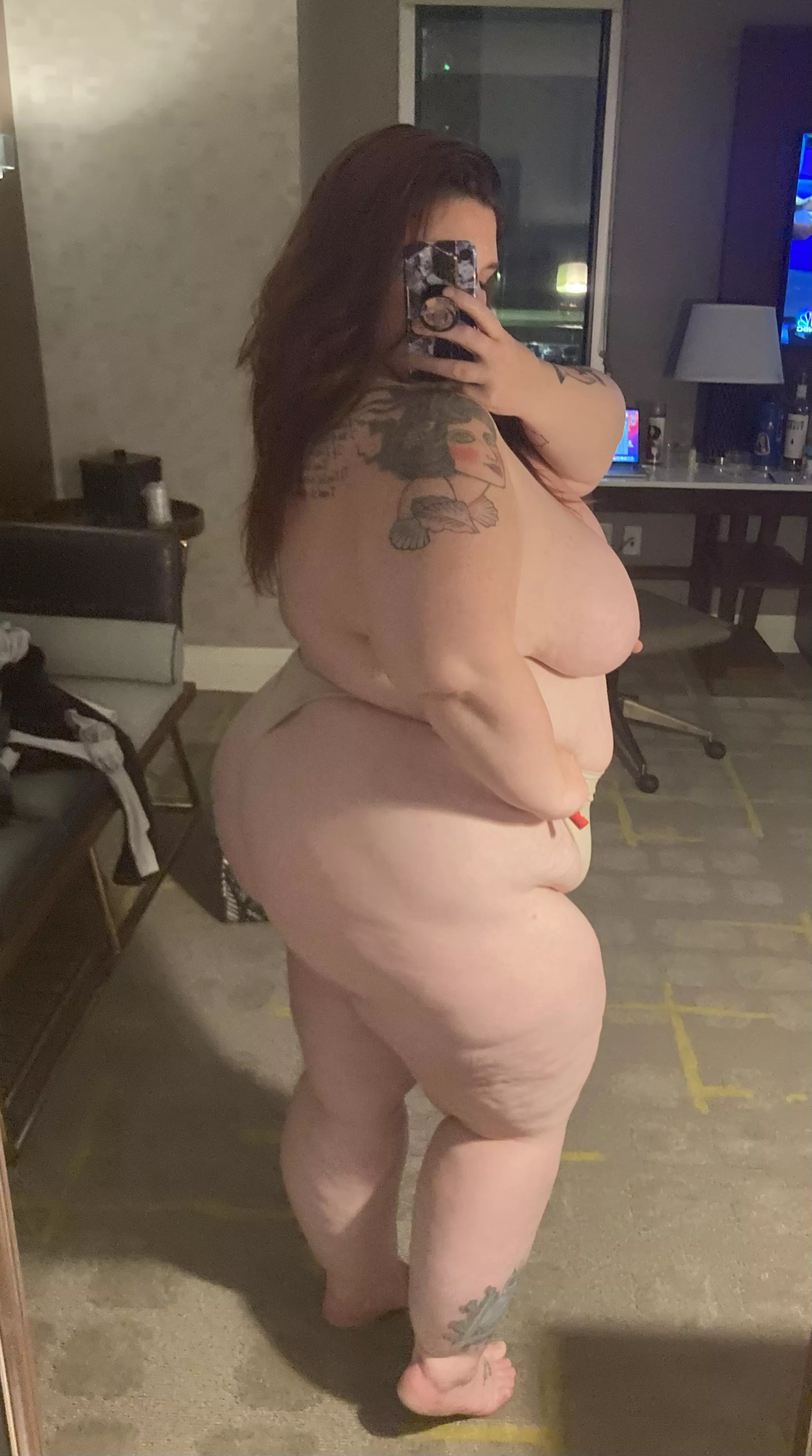 Drunk and horny mirror booty selfie