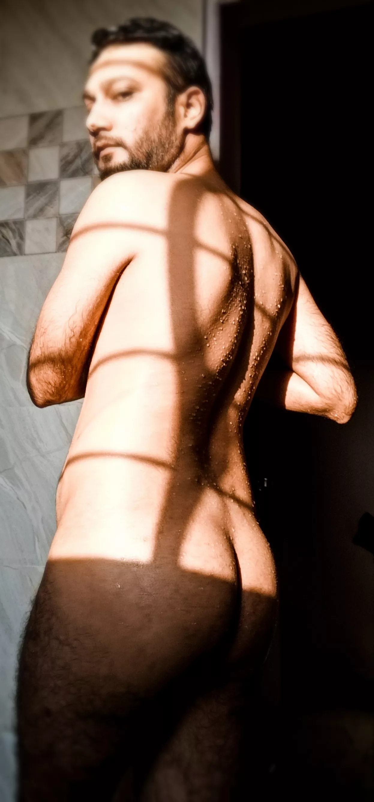 Guy next door, feeling sexy and giving a pose.. pass or fail?