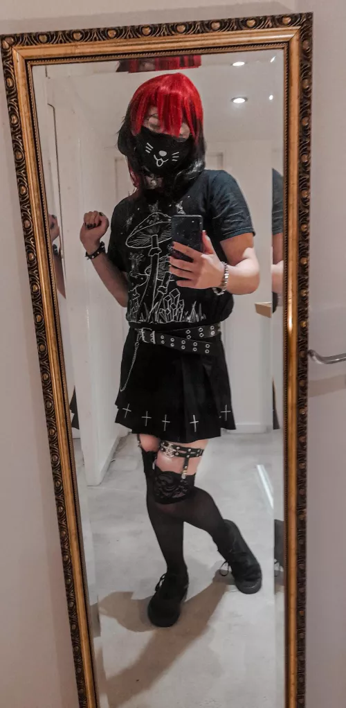 Hey cutie! Wanna hold hands and cuddle? 🖤