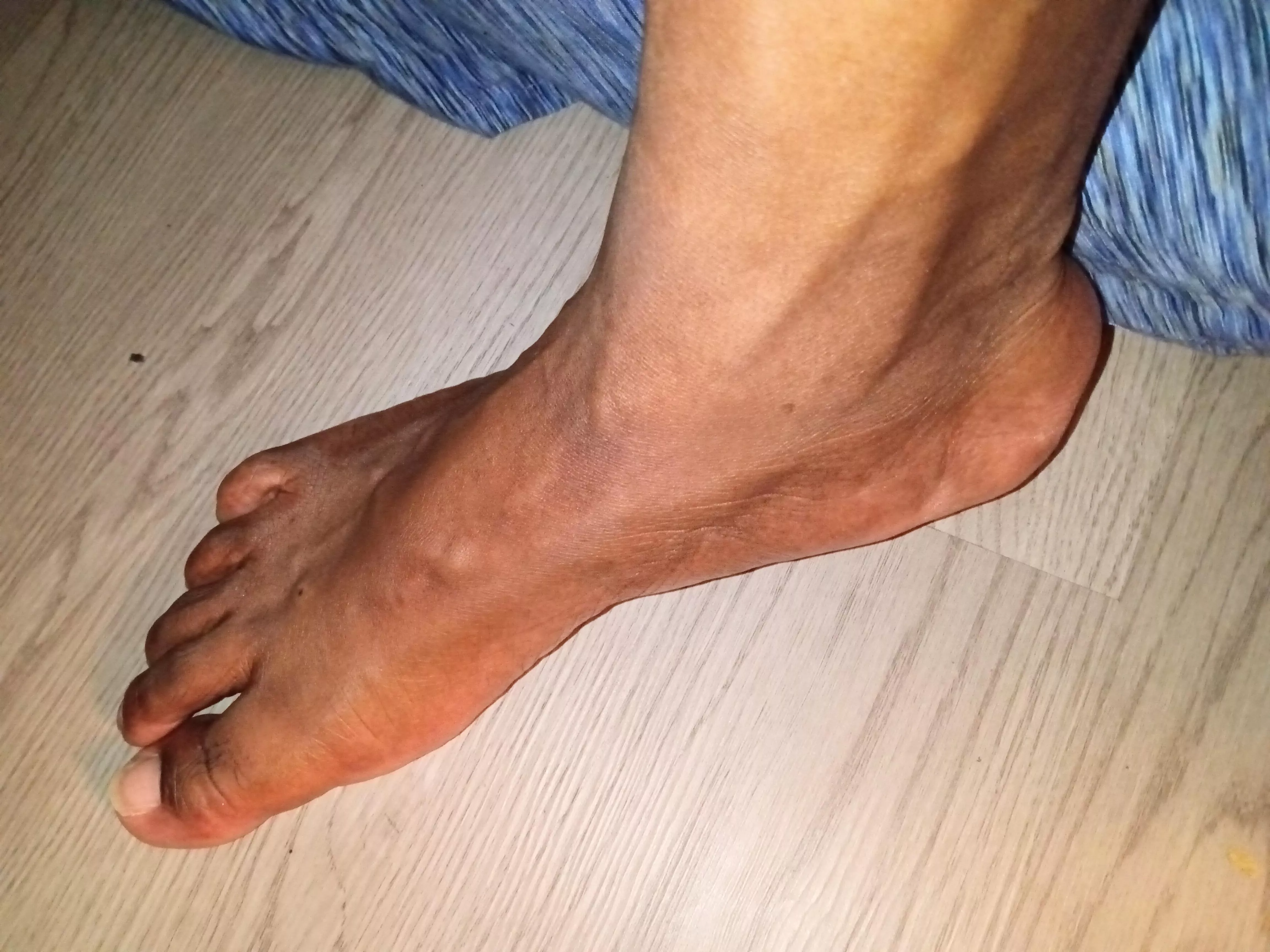 I wear a size 15 /16 in shoes. Yeah, I'm a giant. 😈