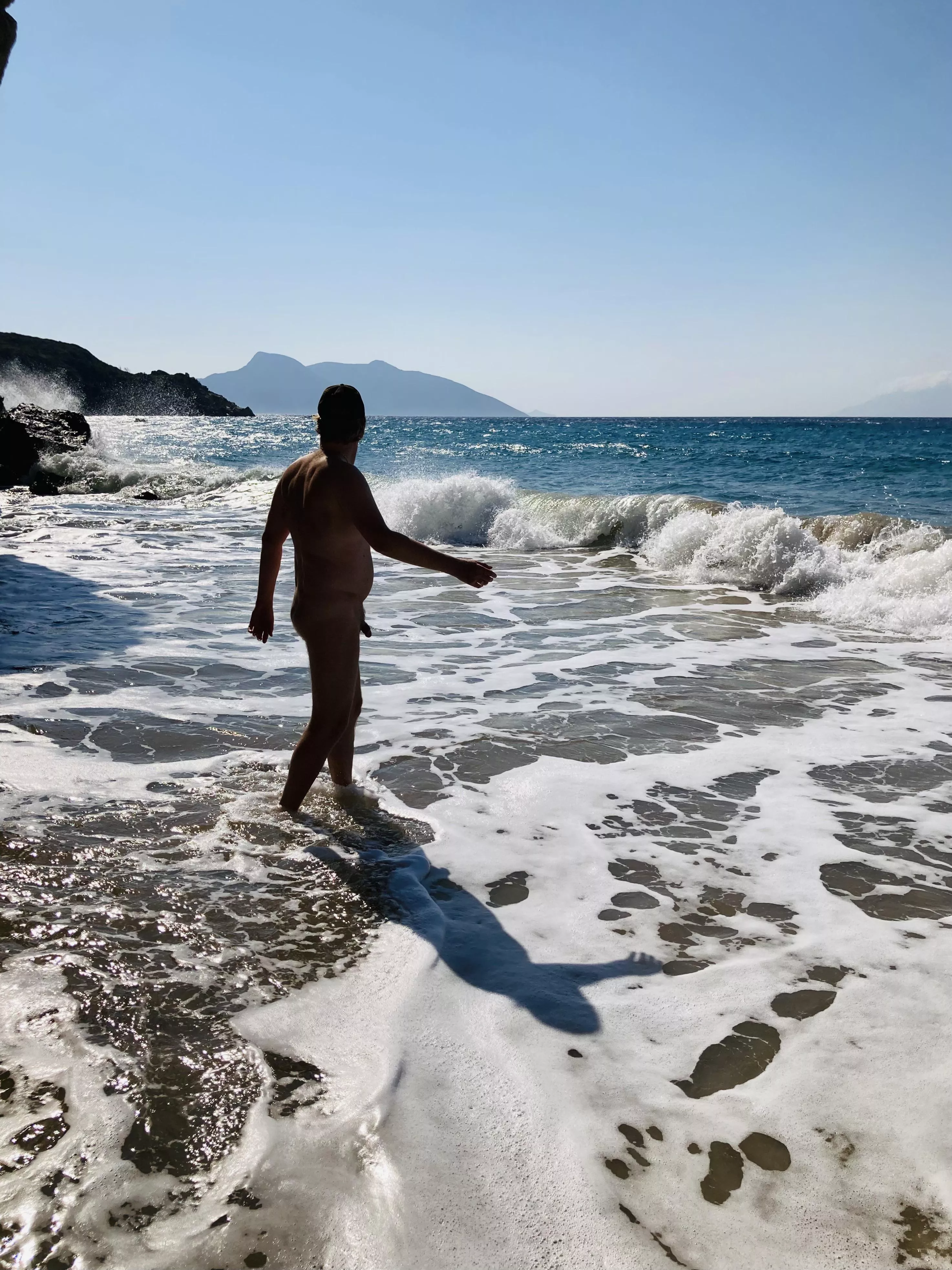 Ik op een prachtig (naakt) strand op Samos