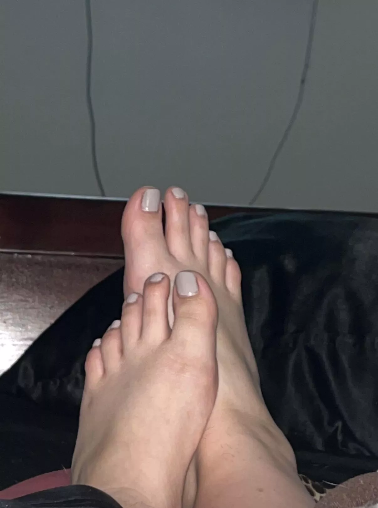 In urgent need of foot rubs💋