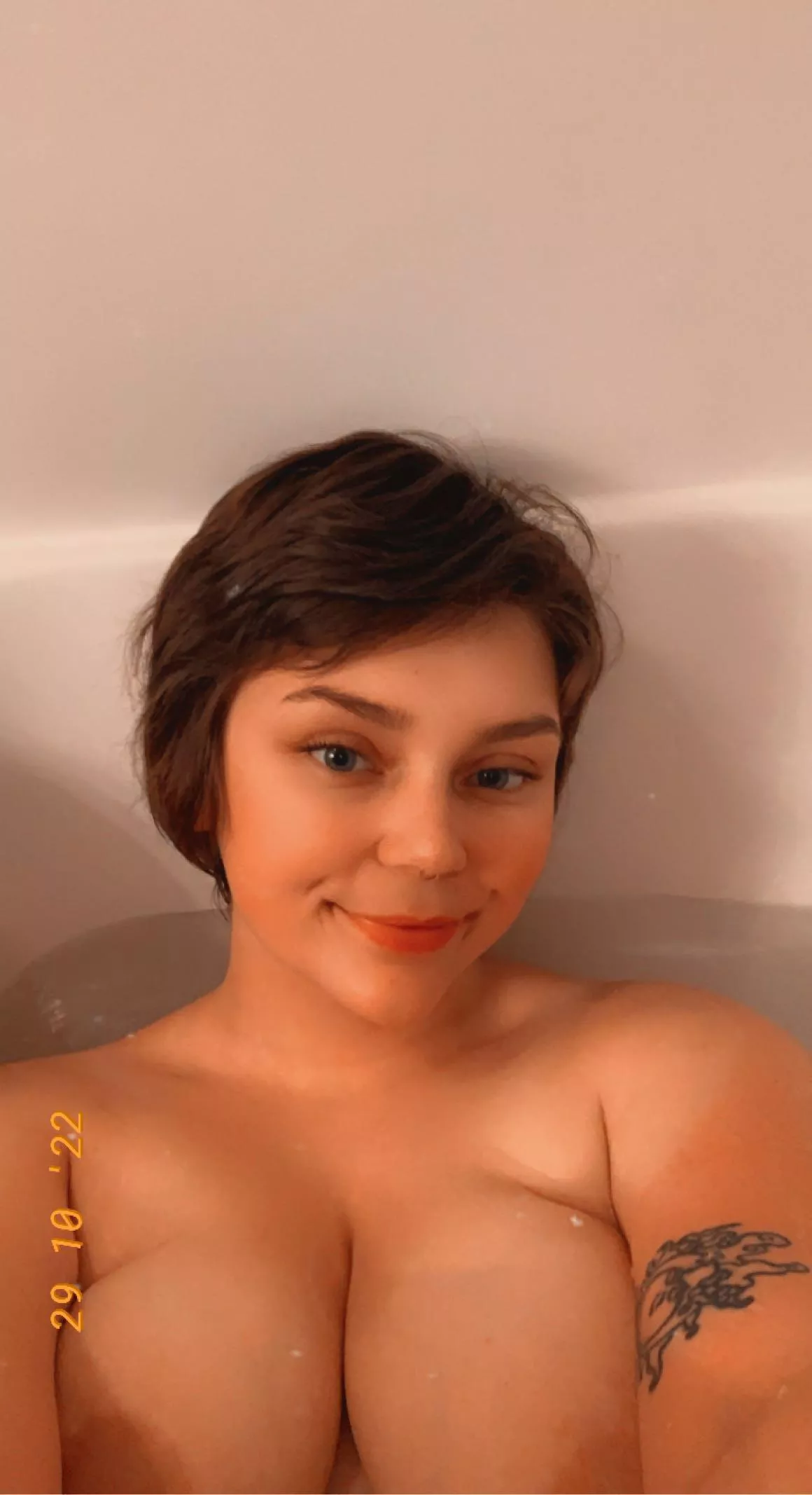 Is this bathtub big enough for two? 🤔