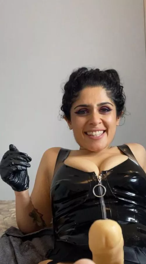 My strap feels cold... which one if you is going to warm it up?😈