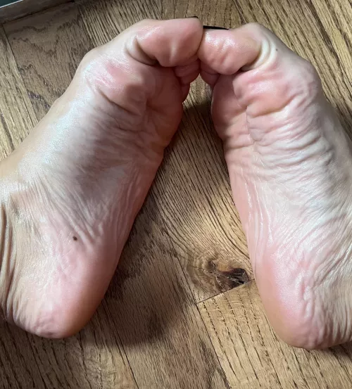 Oiled my feet up, now waiting for a massage