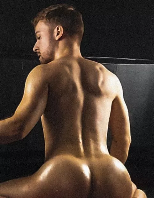 oiled up 👀🔥🥵