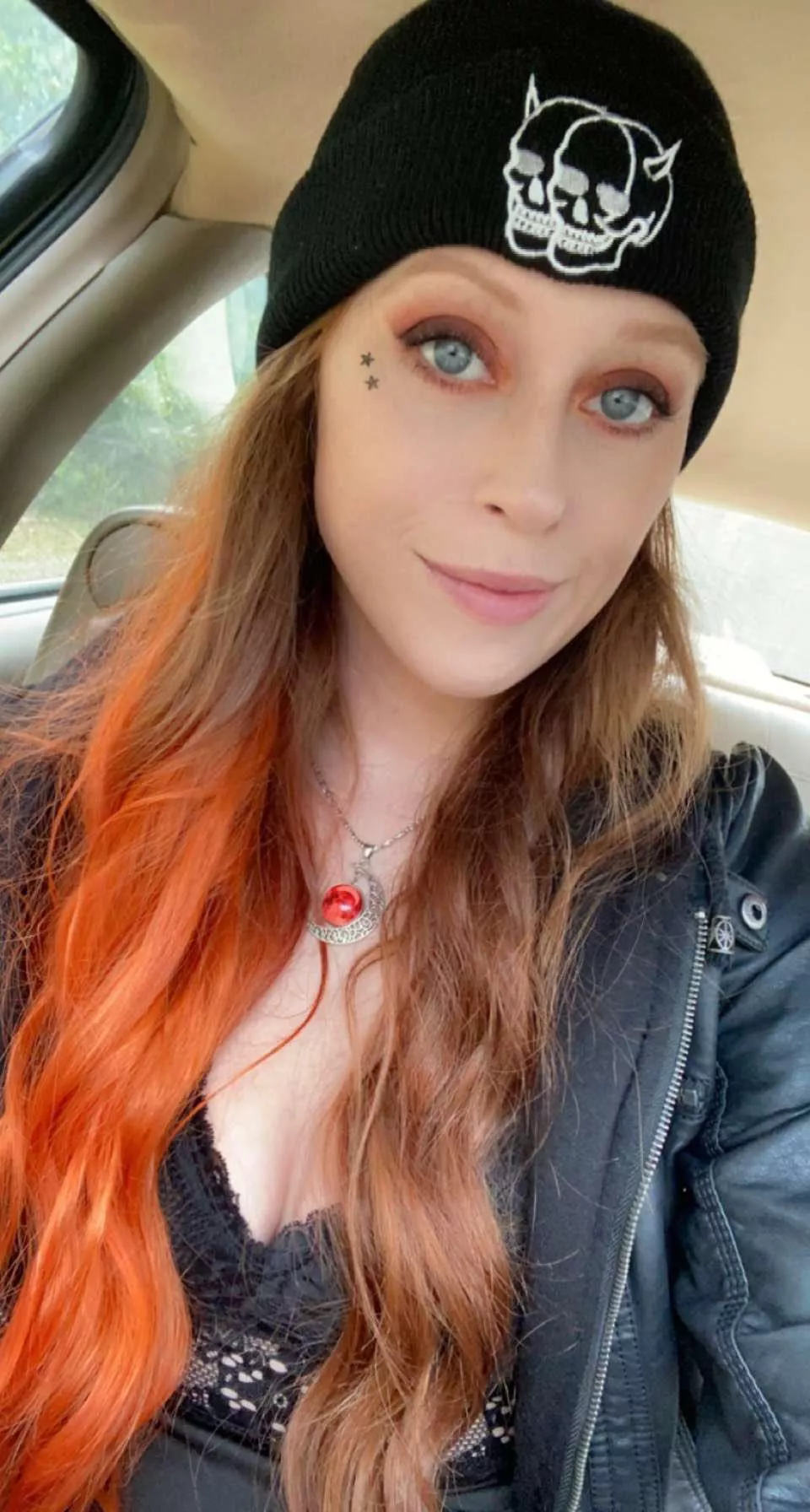 otw to a ✨ party ✨ since i finally got a weekend off! 🖤