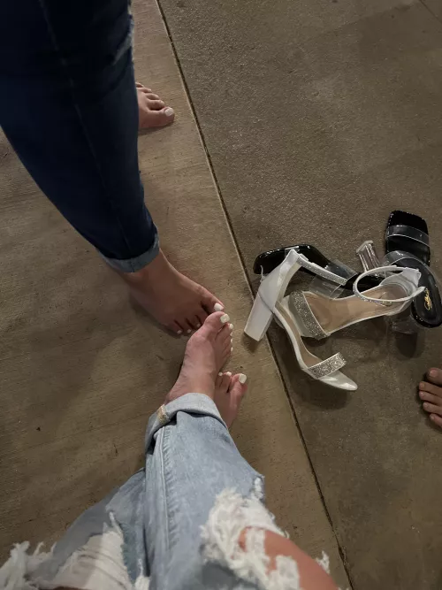 Poor tootsies need a break from bar hopping 😮‍💨