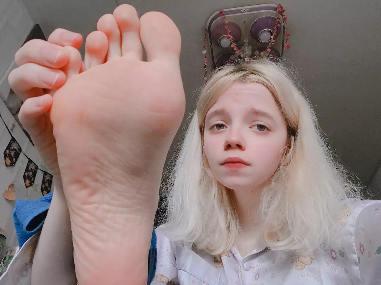 soles or toes pics would you like to see from me? 💓