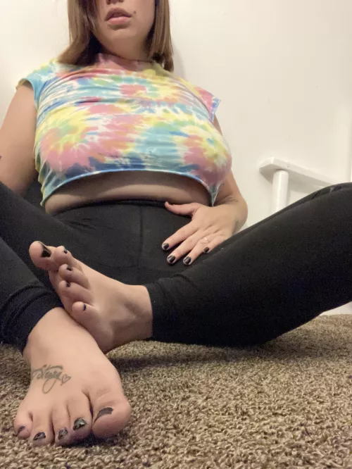 Suck on my toes 👸🦶