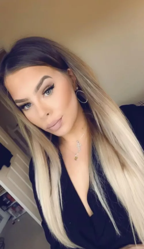 Wanna get naughty with a slutty British girl?!😍