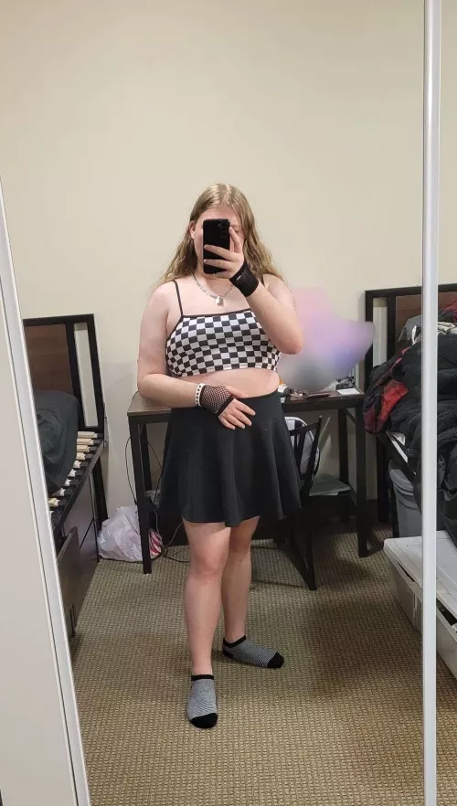 Who wants to cuddle and watch Halloween movies? 👻🖤