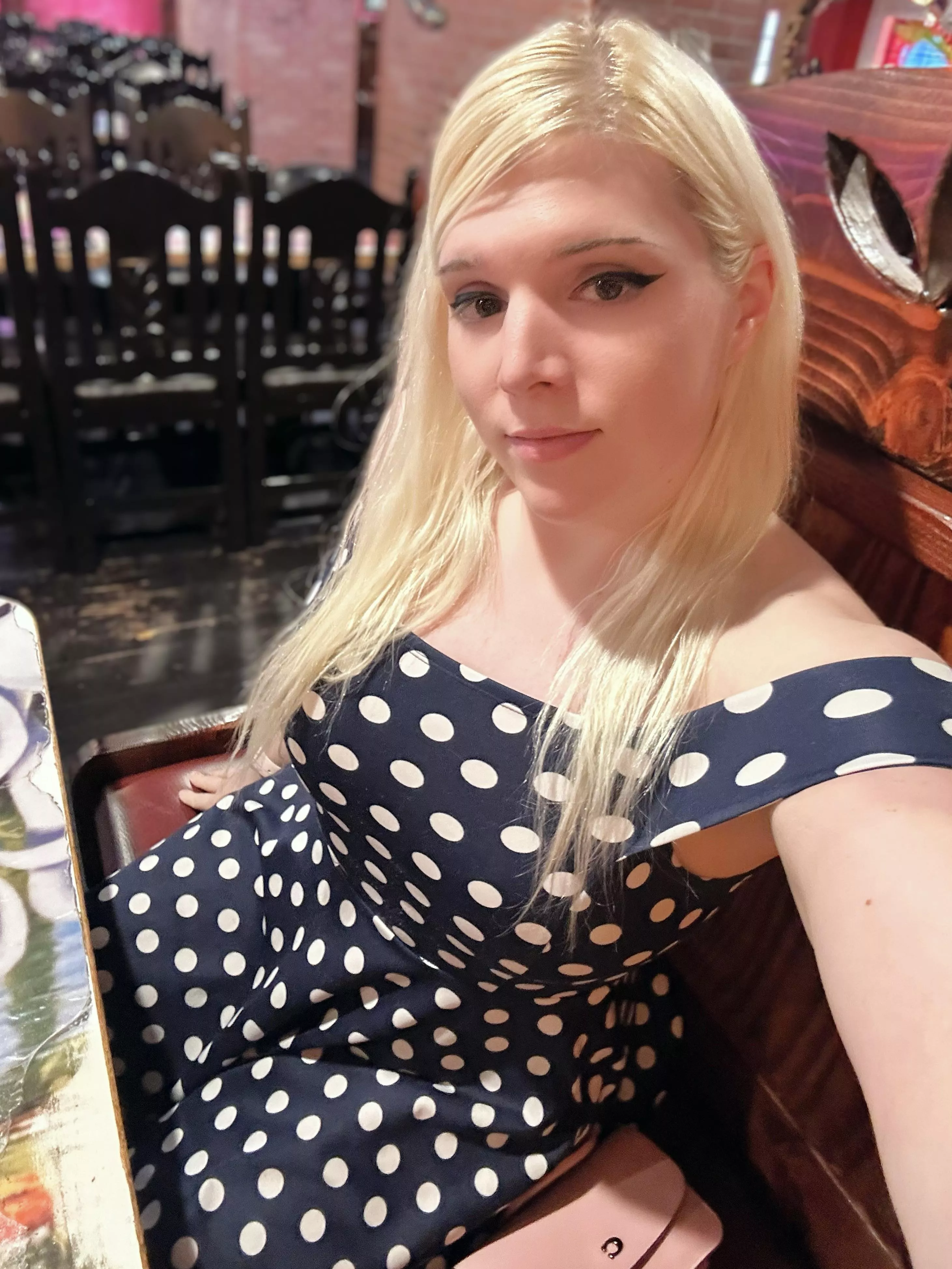 Would you take a curvy tgirl out to dinner? 💖