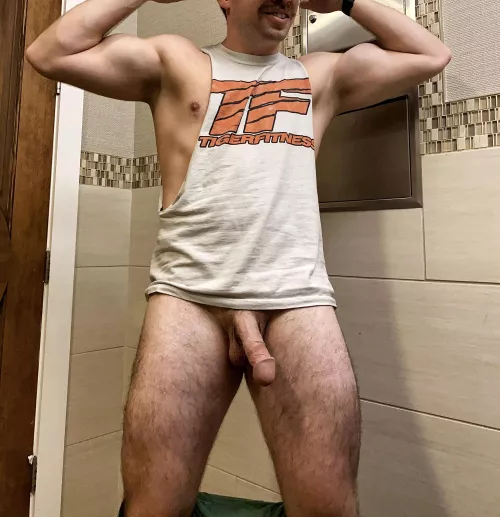 [36] Too much pizza so I have to cover the dadbod….