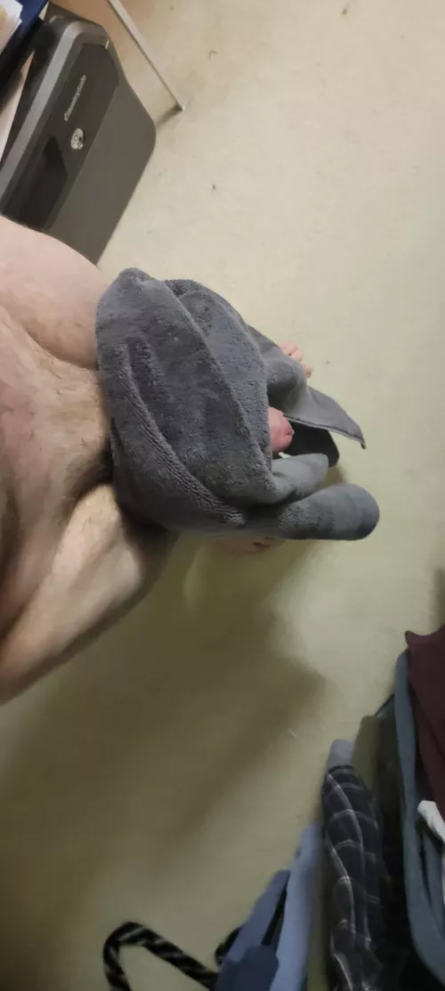 Anyone need a towel rack? looking for work 🤔