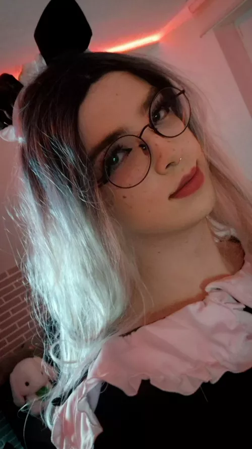 Cuddling is also the task of a maid 🤗