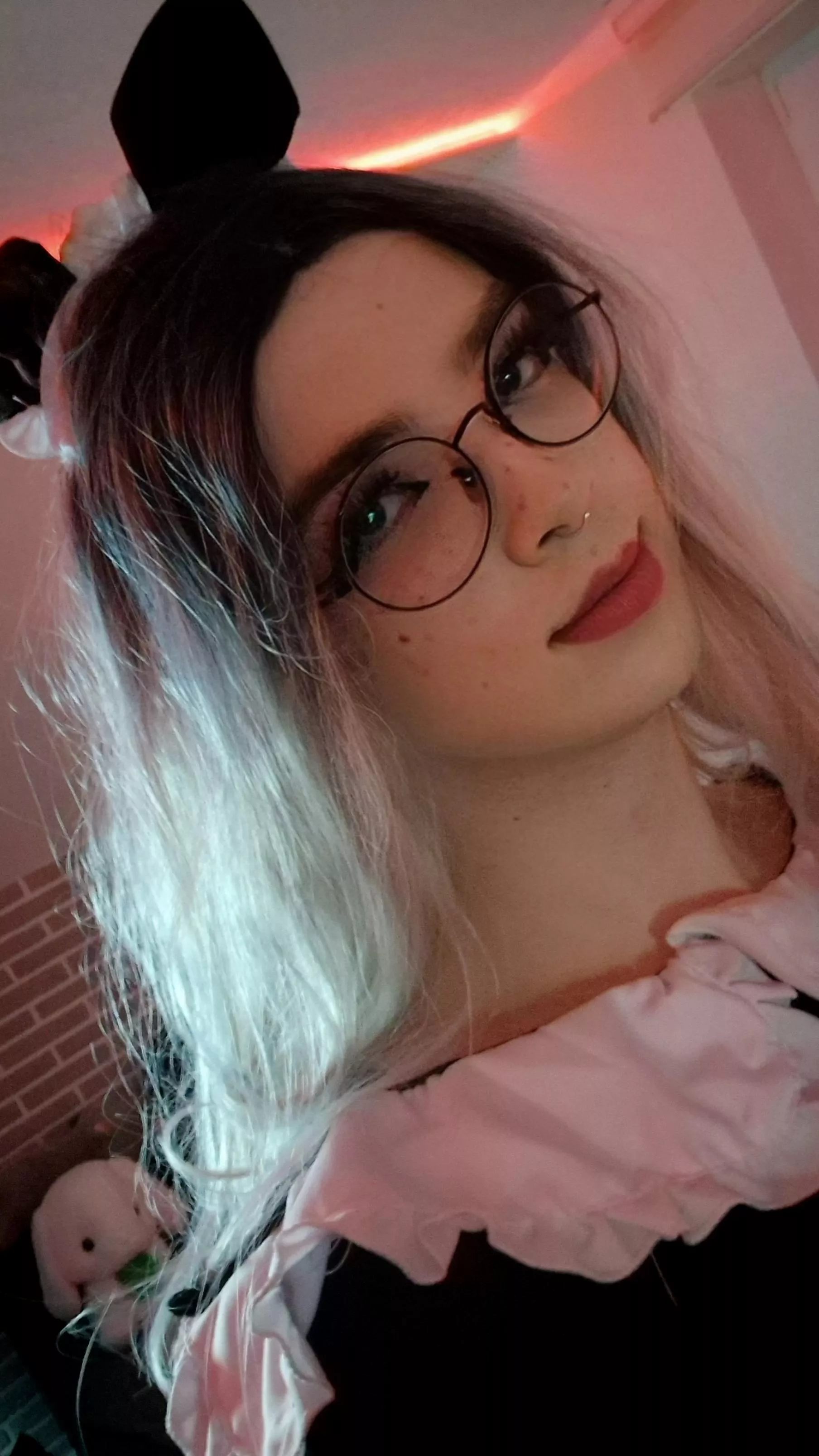 Cuddling is also the task of a maid 🤗