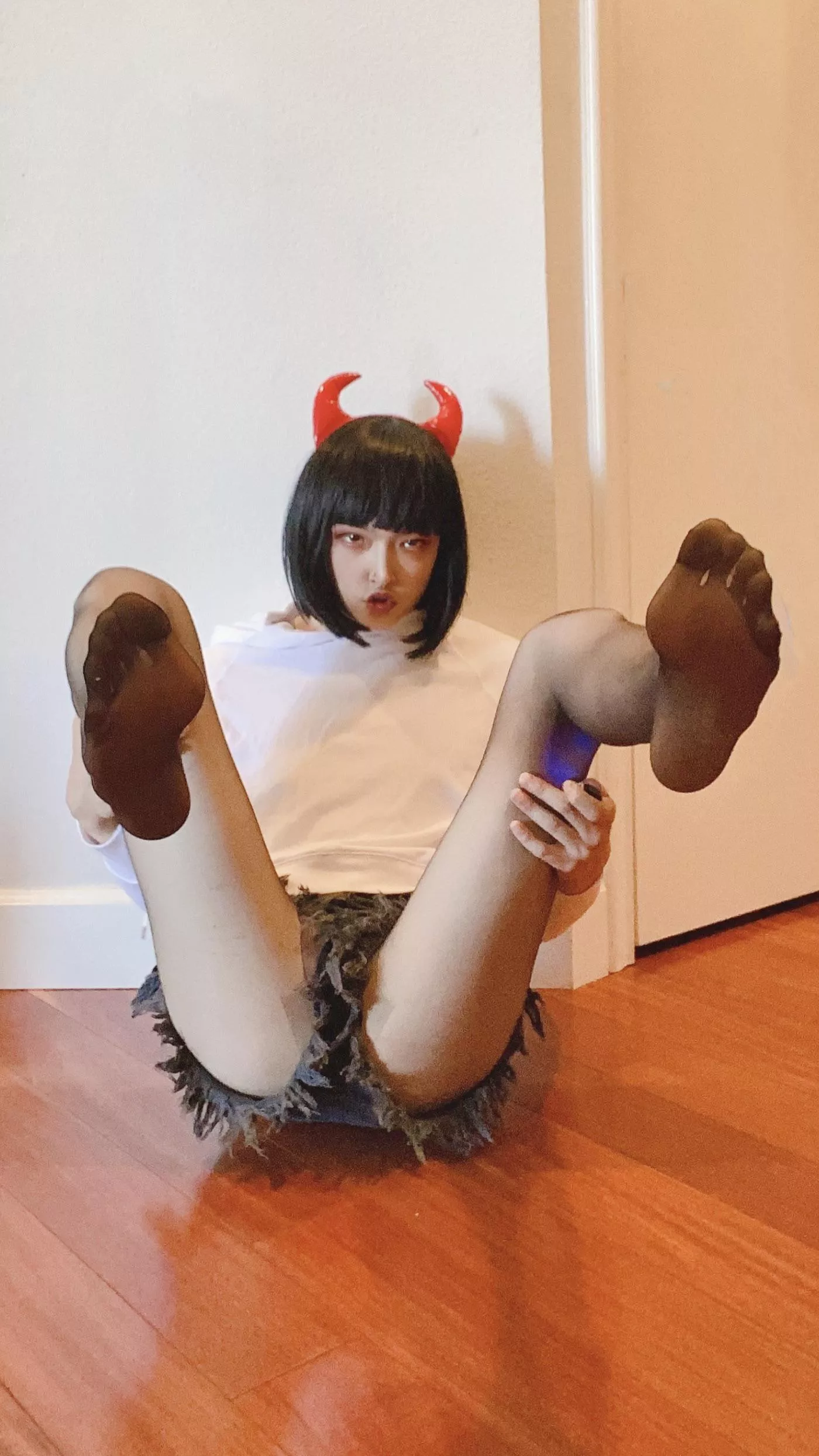 Cum and have a taste of my nylon feet 🤤