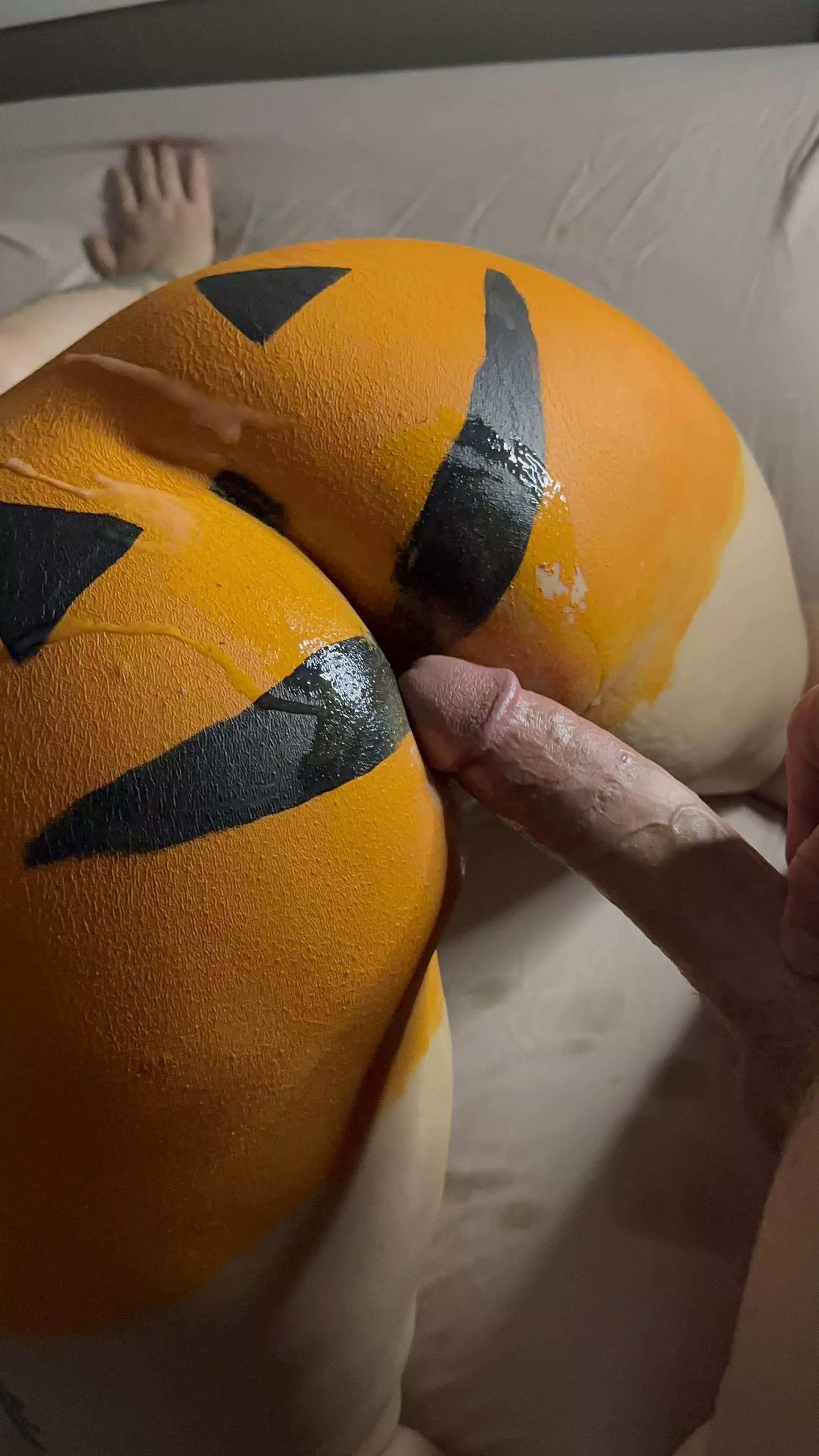 He loved covering this pumpkin in his cum😈💦