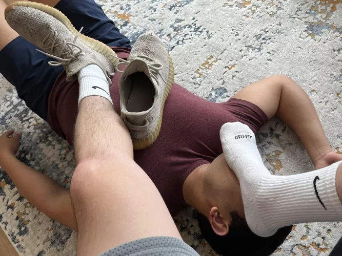 How’d he end up in this position under my sweaty feet? 😈