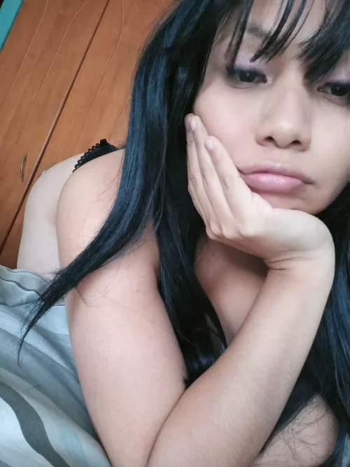 I am bored 🥺 would love someone behind me right now