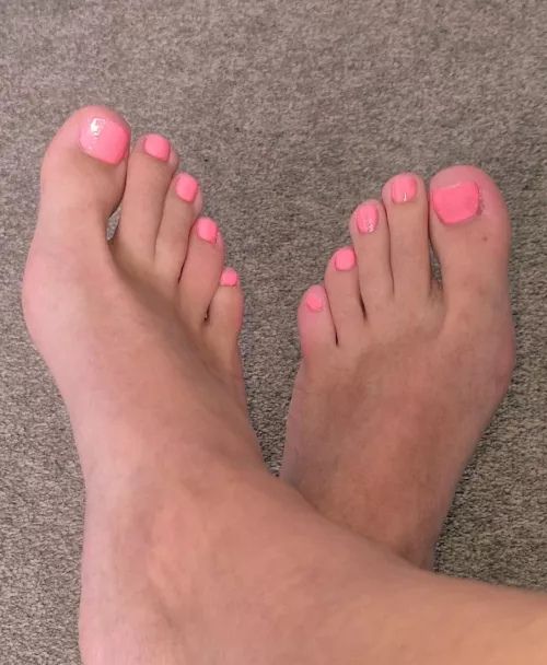 I asked you what colour to choose next and the majority said pink. So here are my toes painted pink!