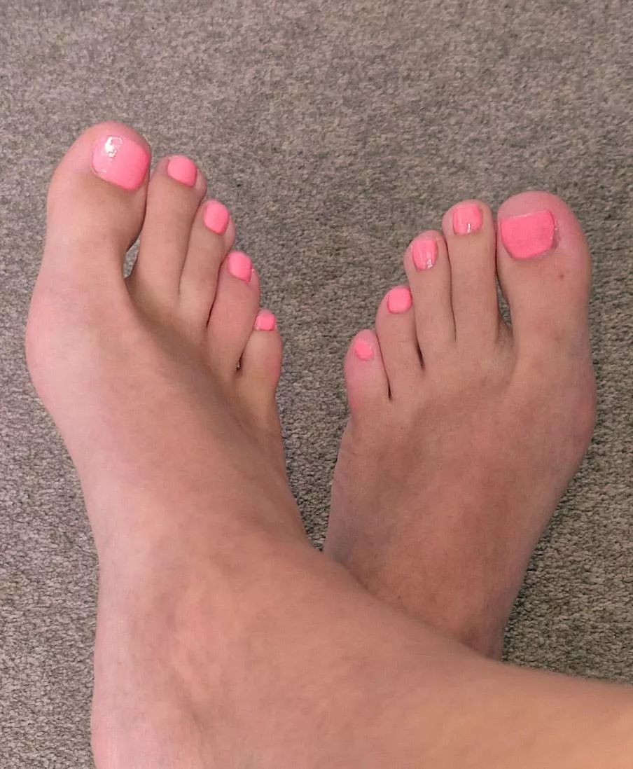 I asked you what colour to choose next and the majority said pink. So here are my toes painted pink!