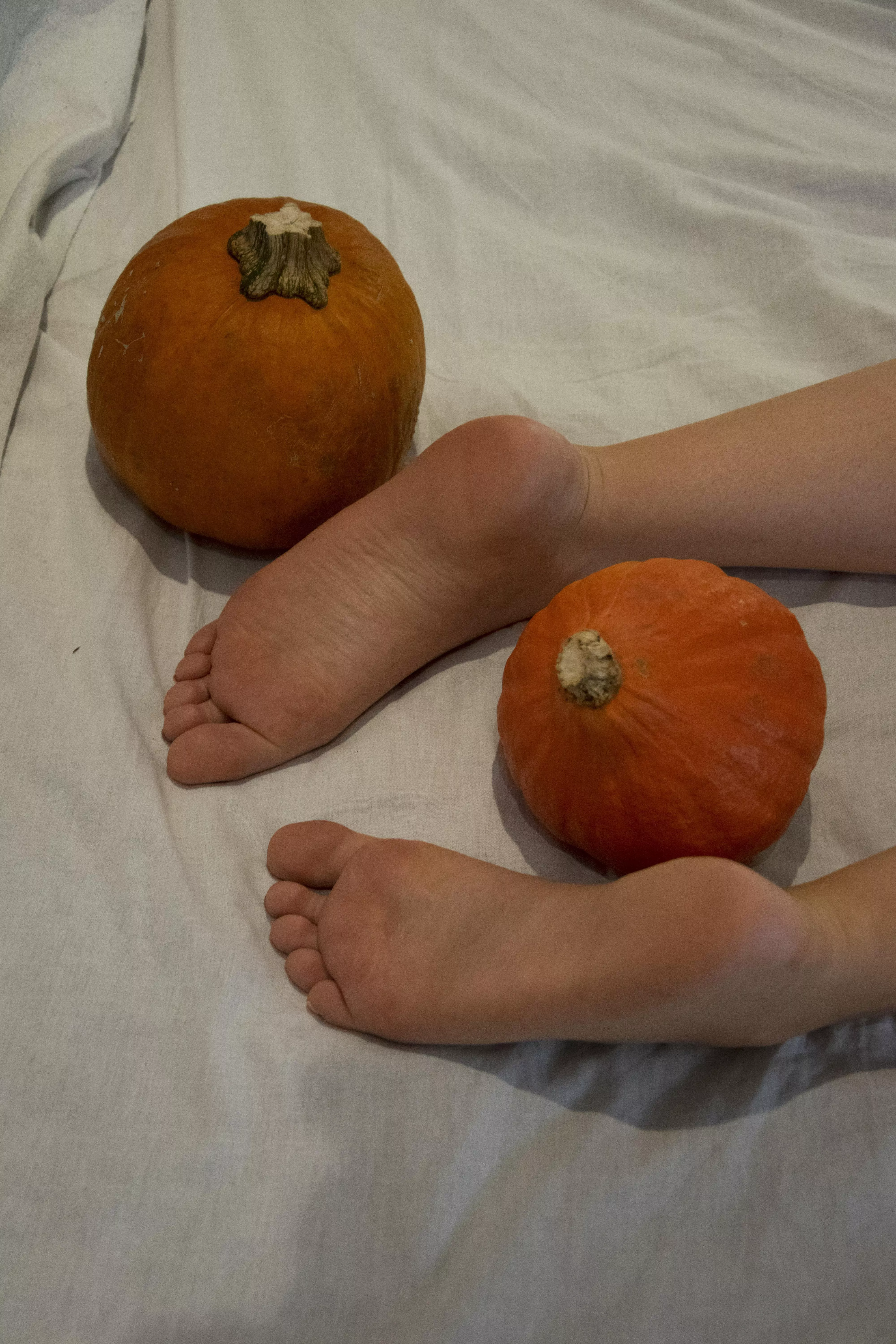 I want to steal your husband while you lick my soles 😈 DM me 😈