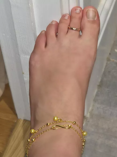 I'm due a pedicure 🥺 would you still play with my feet though ? 👉👈