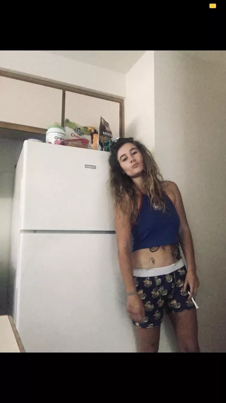 Let’s smoke in the kitchen💨and make some food🥗 And go to the bed 🤪