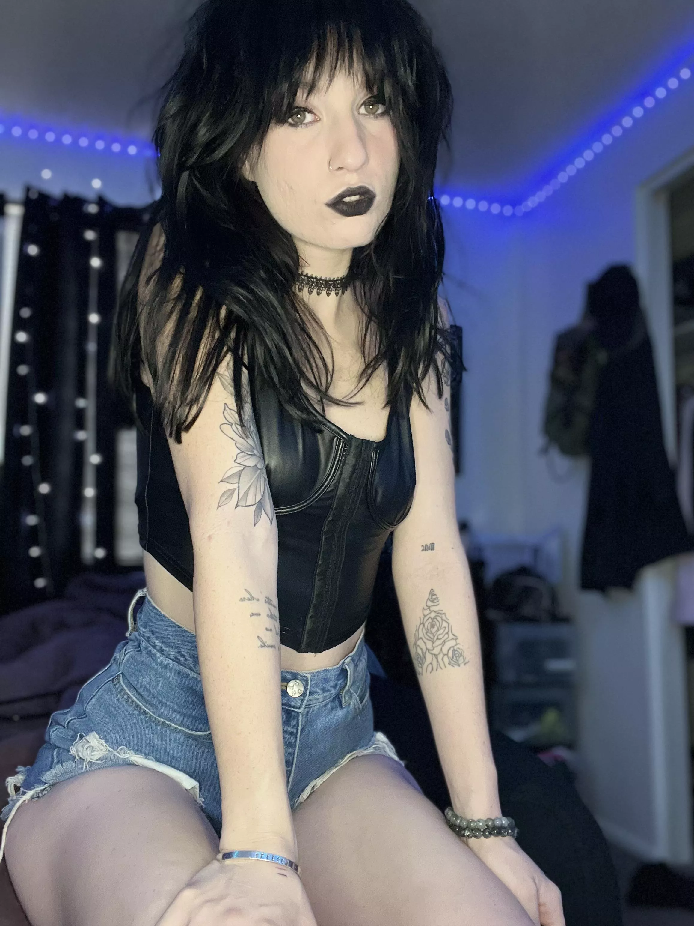 Naughty alt girl here for your pleasure 🥰