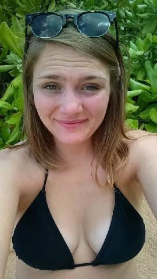 perfect milf tits in tiny bikini. upvote for topless. kik is ELLEN21211 for trade