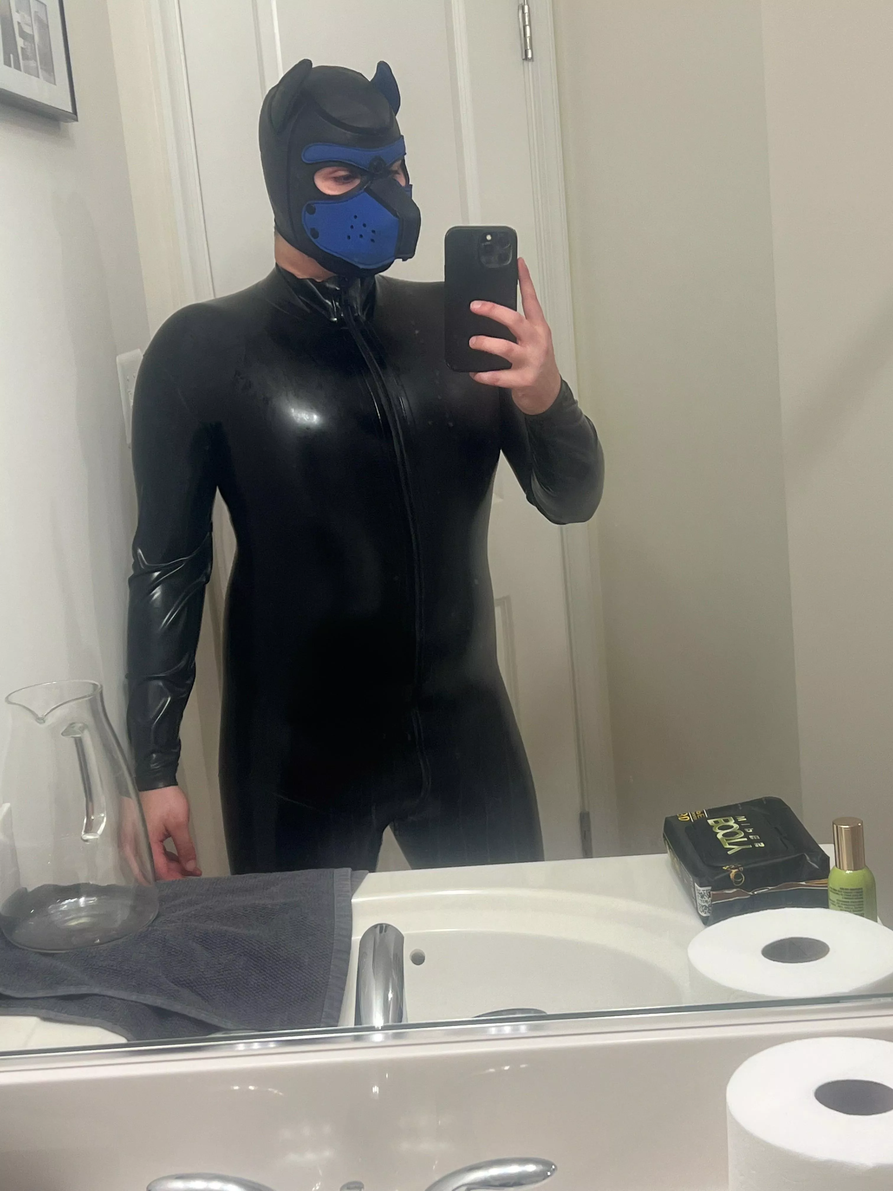 Pup got their first rubber suit! Can’t wait for all the dirty things I’ll get to do in it 😈🤤