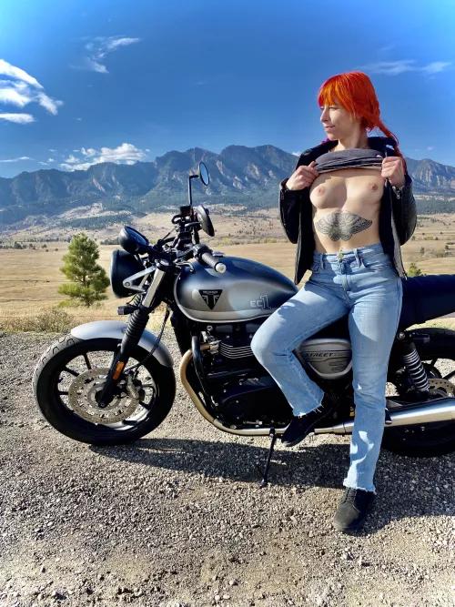 Th Autumn air feels so good on my tits!