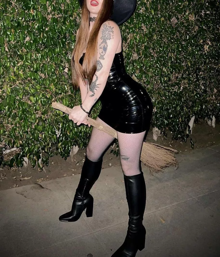 Trick or treat, give me something good to eat 😈🖤🧹